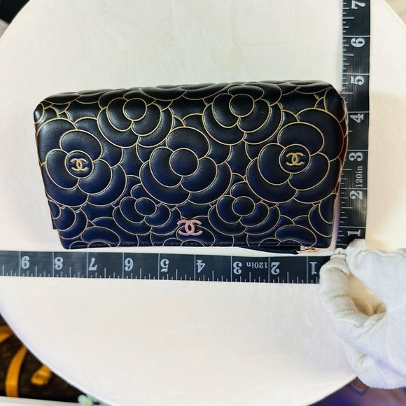 New Rare Chanel Camellia Black Gold Lambskin Embossed Leather Cosmetic Travel Po - Picture 11 of 13